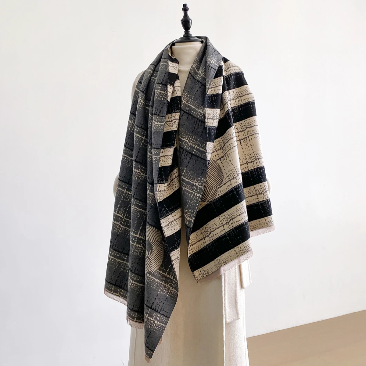 

Новый брендовый элегантный шарф с двусторонним принтом, мягкая теплая шаль из пашмины с бахромой, осенне-зимнее уличное холодостойкое ветрозащитное одеяло