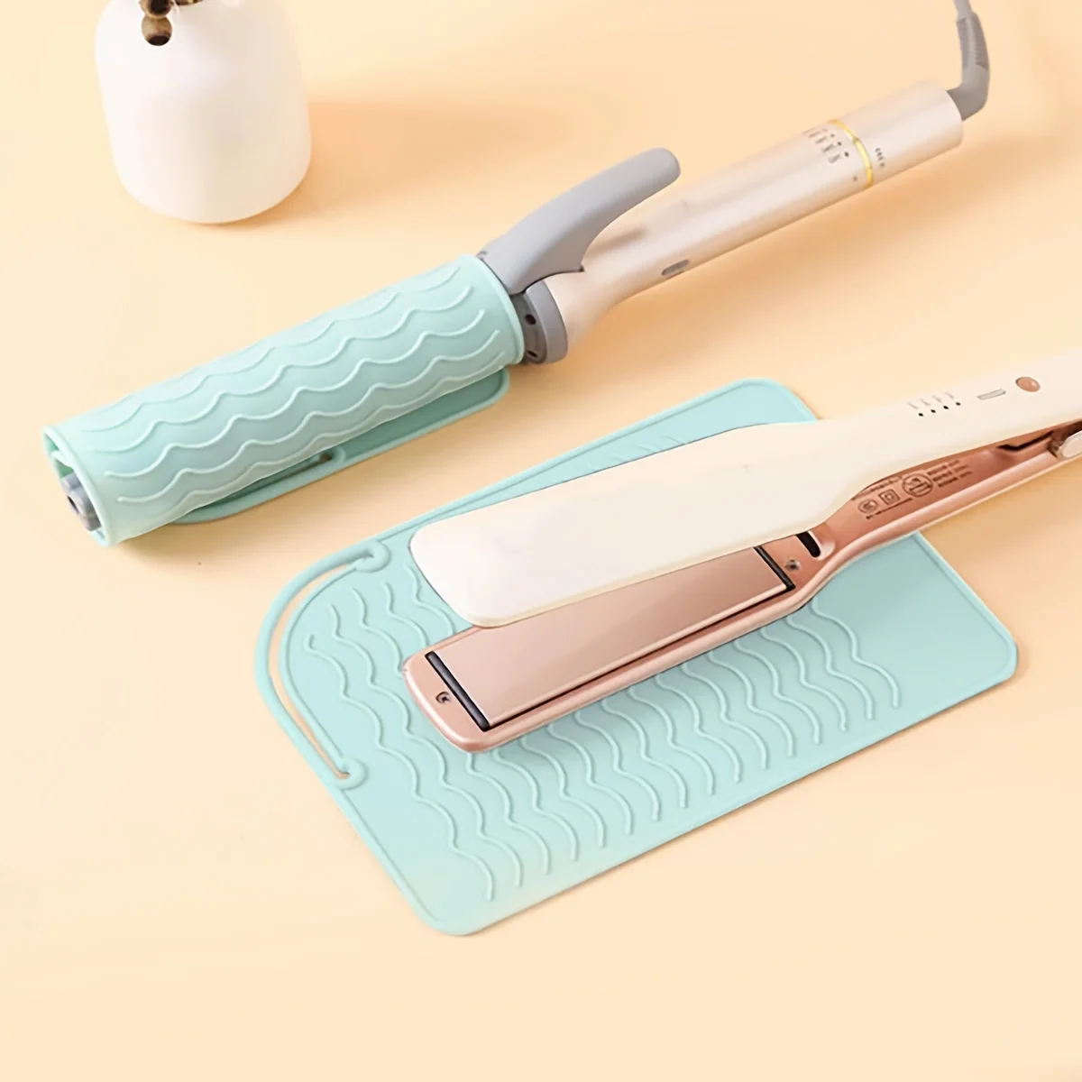 1PC Silicone Heat Resistant Styling Mat Portable Pad for Hair Curling Irons Straighteners - Durable Heat Insulation for Hair Too