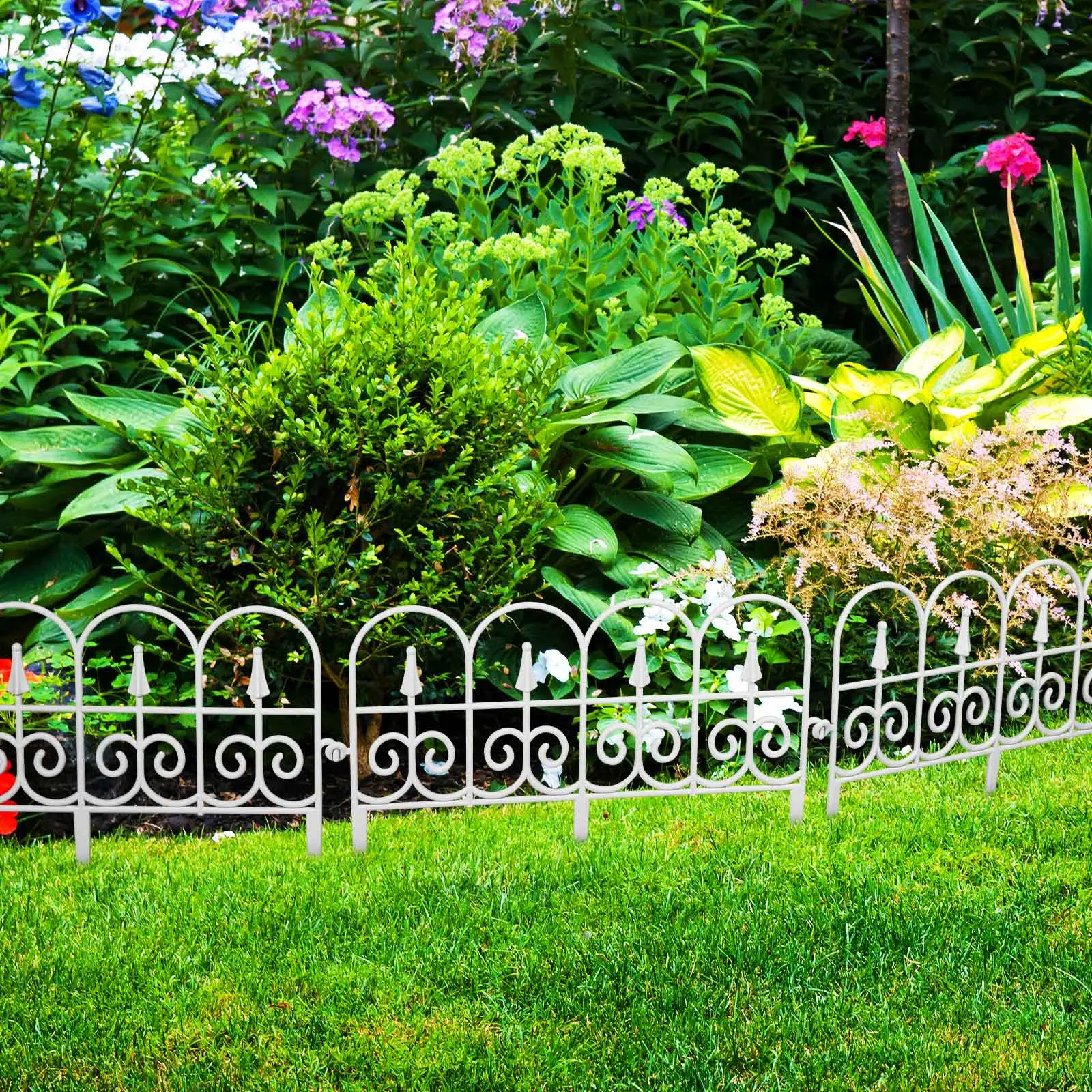 PVC guardrail is made of environmentally friendly resin material, which is easy to install for wedding and rural decoration