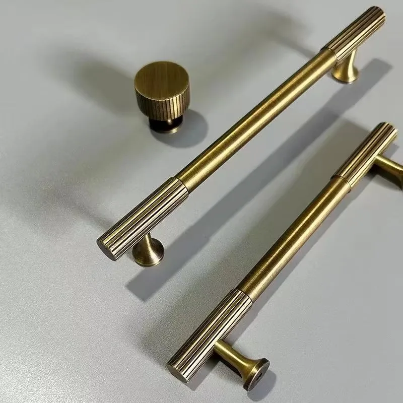 Со современным минималистским дизайном, подходящим для шкафов, комодов, шкафов, ящиков, обувных шкафов, мебельной ручкой из цельного бронзы