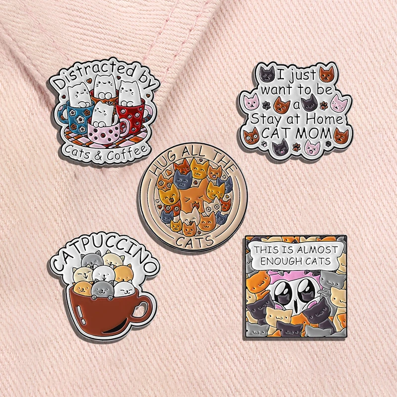 Umarmung aller Katzen Emaille Pin abgelenkt von Katzen Kaffee Ich möchte einfach zu Hause bleiben Katze Mama Metall Brosche Revers Abzeichen Schmuck