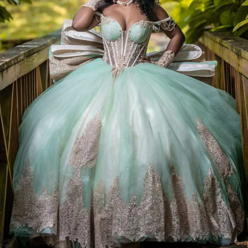 

Блестящие мятно-зеленые платья Quinceanera по индивидуальному заказу с открытыми плечами, аппликация с золотыми пайетками и бантом, длинный хвост, Vestido 15, Quinceanera