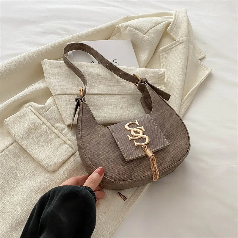 Popular Hardware Letters 2024 Summer Simple New Beautiful Personality Trend Fashion Hand Carry Crescent Women\'s Bag Bags