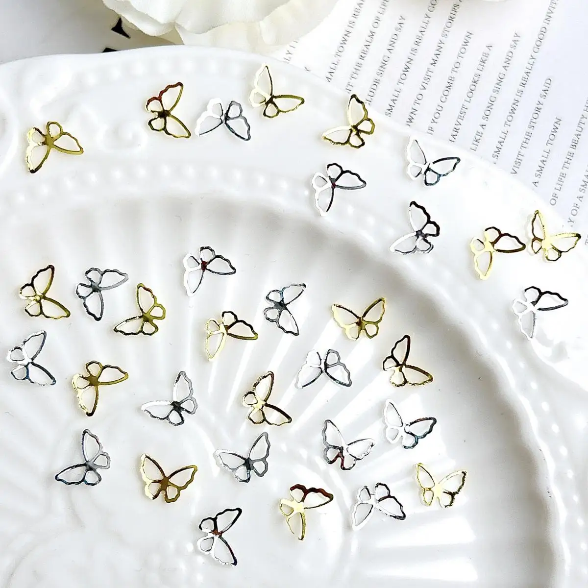 60 pçs novo criativo fino borboleta prego encantos luz luxo oco borboleta decorações da arte do prego diy estilo francês peças de unhas