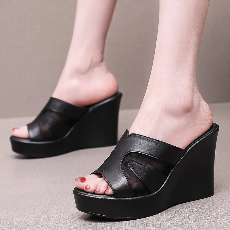 

Женская обувь на танкетке, 2021, кожаные тапочки, роскошные дизайнерские сандалии на платформе с открытым носком, женские пляжные толстые тапочки