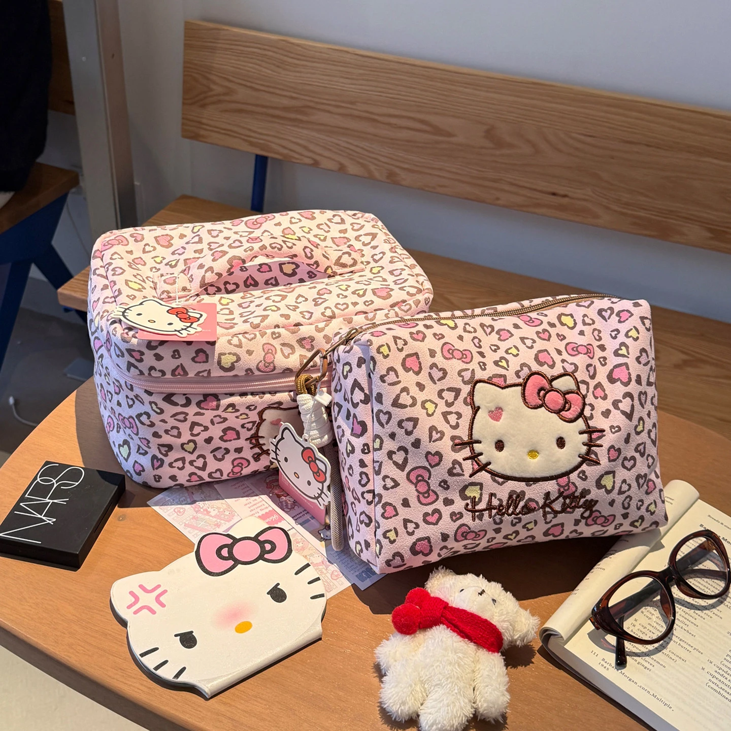 

Новая женская замшевая косметичка Kawaii Sanrio Hello Kitty, новинка 2025, стильный портативный высокомодный органайзер для макияжа большой емкости