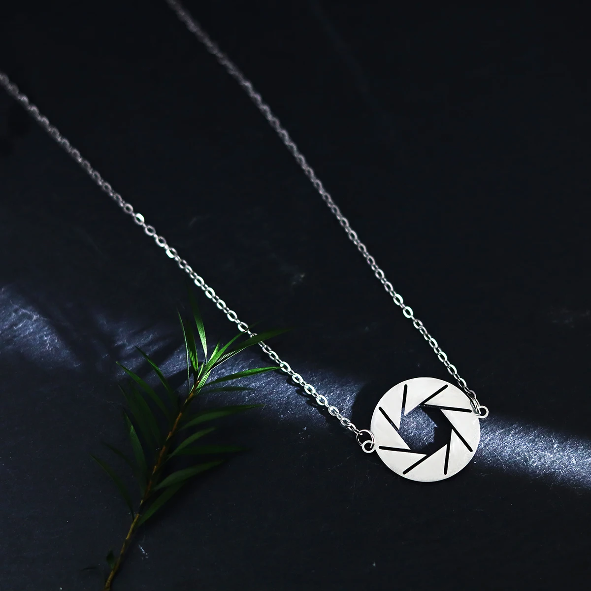 Kinitial Camera Shutter Pendant Stainless Steel Necklace Chain Ladies Men Photography Themed Anniversary Party Jewelry Gift