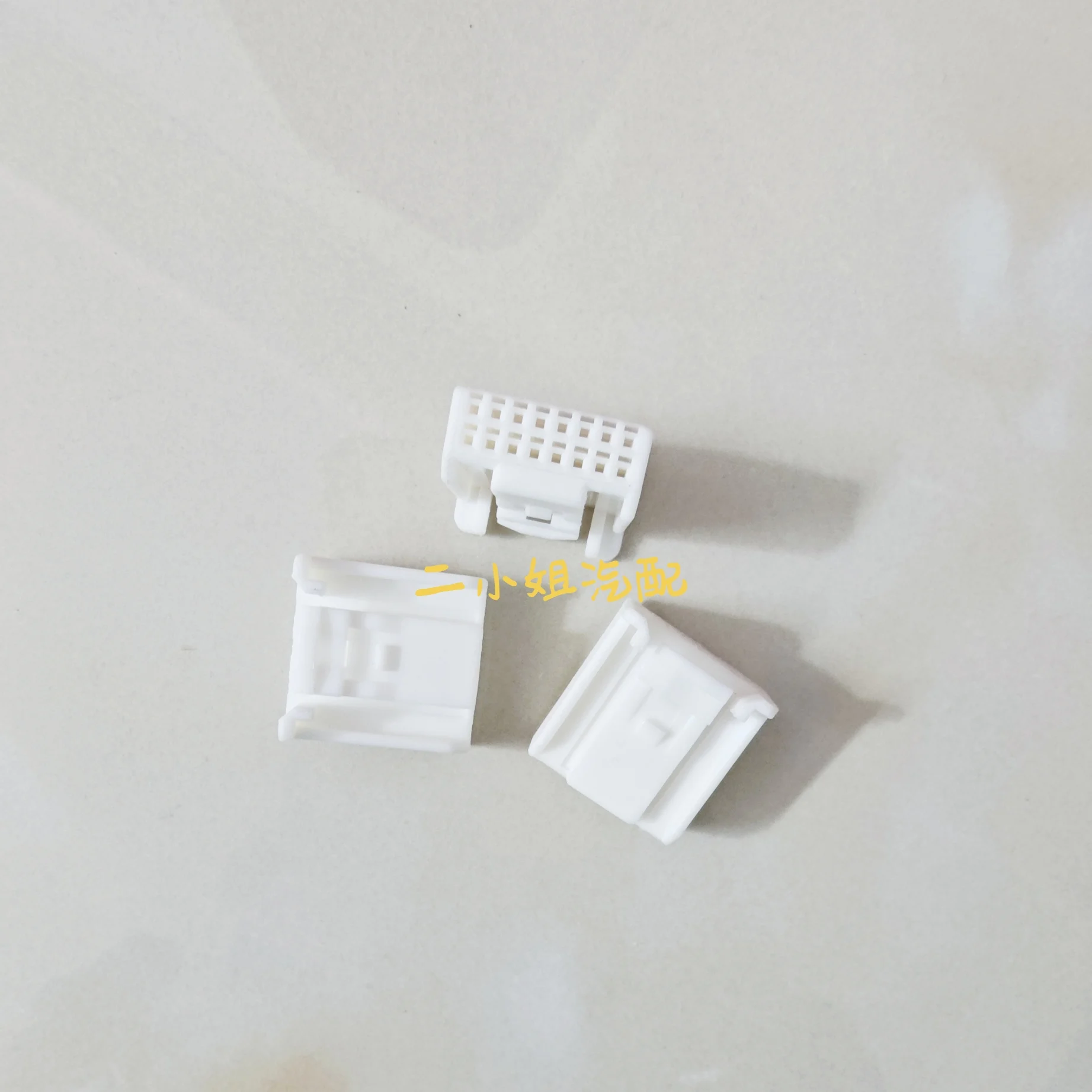 16P 1318386-1 Suitable for T oyota Mazda Multimedia Navigation CD Host Computer 16P Plug 1717109-1