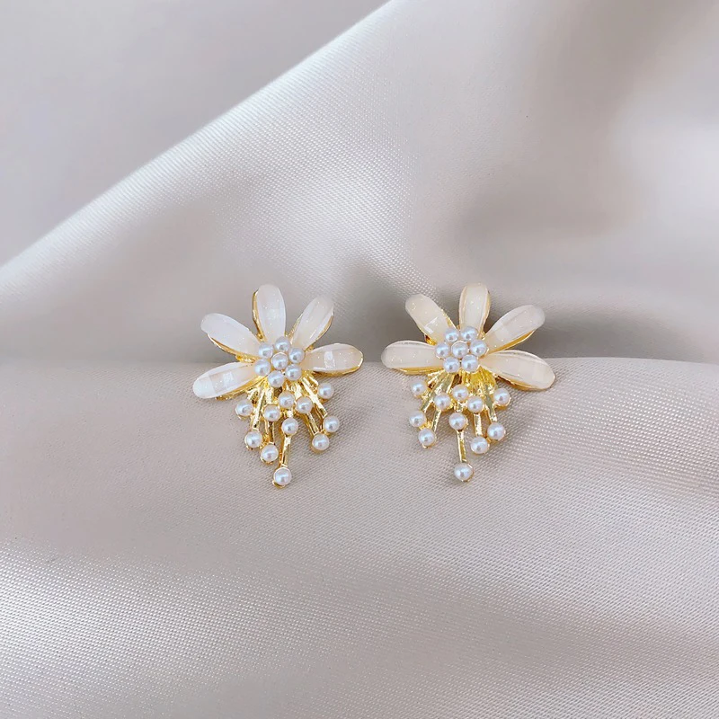 Imitation Pearl Blooming Flower Stud Earrings for Female Beige Enamel Petals Korean Fashion Sweet Lovey Small Earrings 2024 new