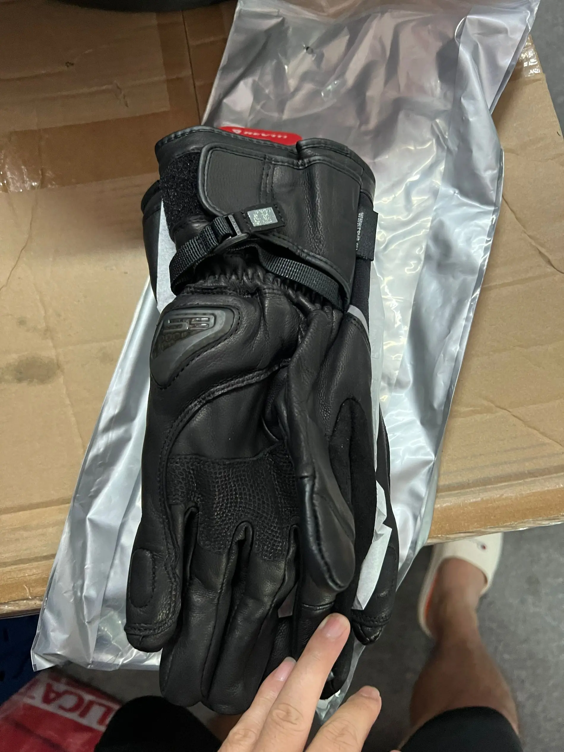 Рисунок 5 - Перчатки Revit Summit 2 H2O