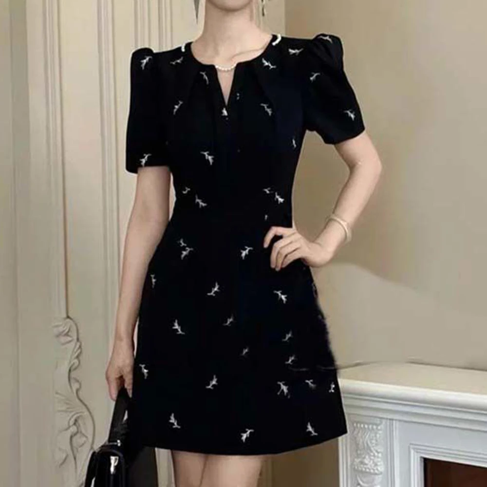 

French haute couture Hepburn-style short-sleeved dress, women's slimming and tall, small black crew neck A-line skirt D1900