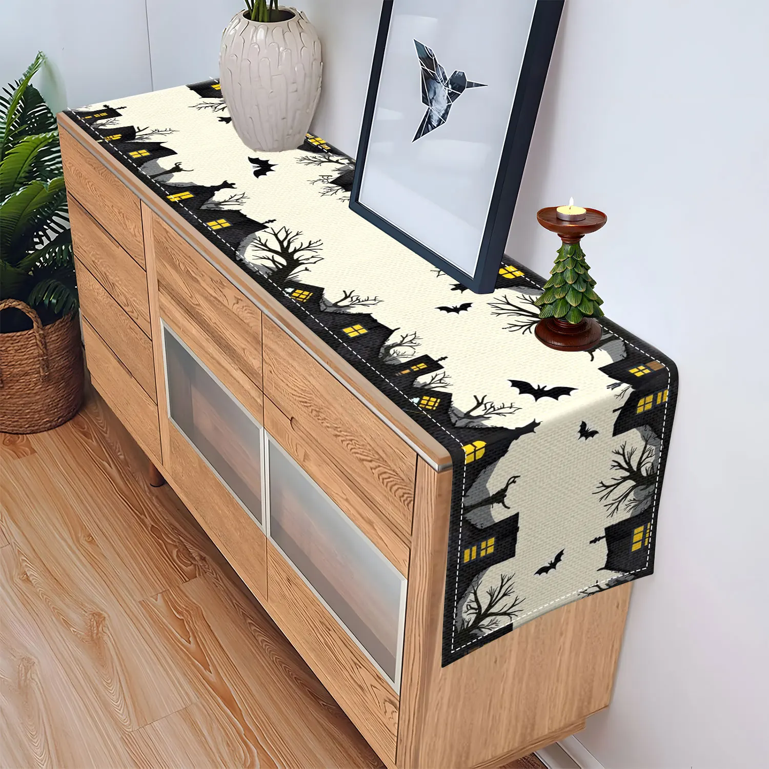 قطعة واحدة من مفرش طاولة تحت عنوان قلعة الساحرة للهالوين، يظهر قلعة وأشجار ذابلة وخفافيش، مناسب لحفلات العطلات والديكورات على الطراز الداكن