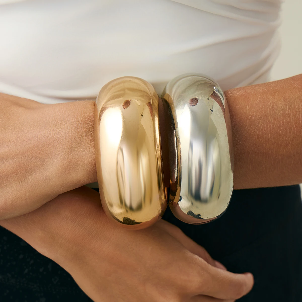 

KunJoe 2 Pcs Luxury Mixed Color Big Round Wide Bangles For Women Exaggerated Glossy Heavy Metal Chunky Bracelet Stacked Jewelry