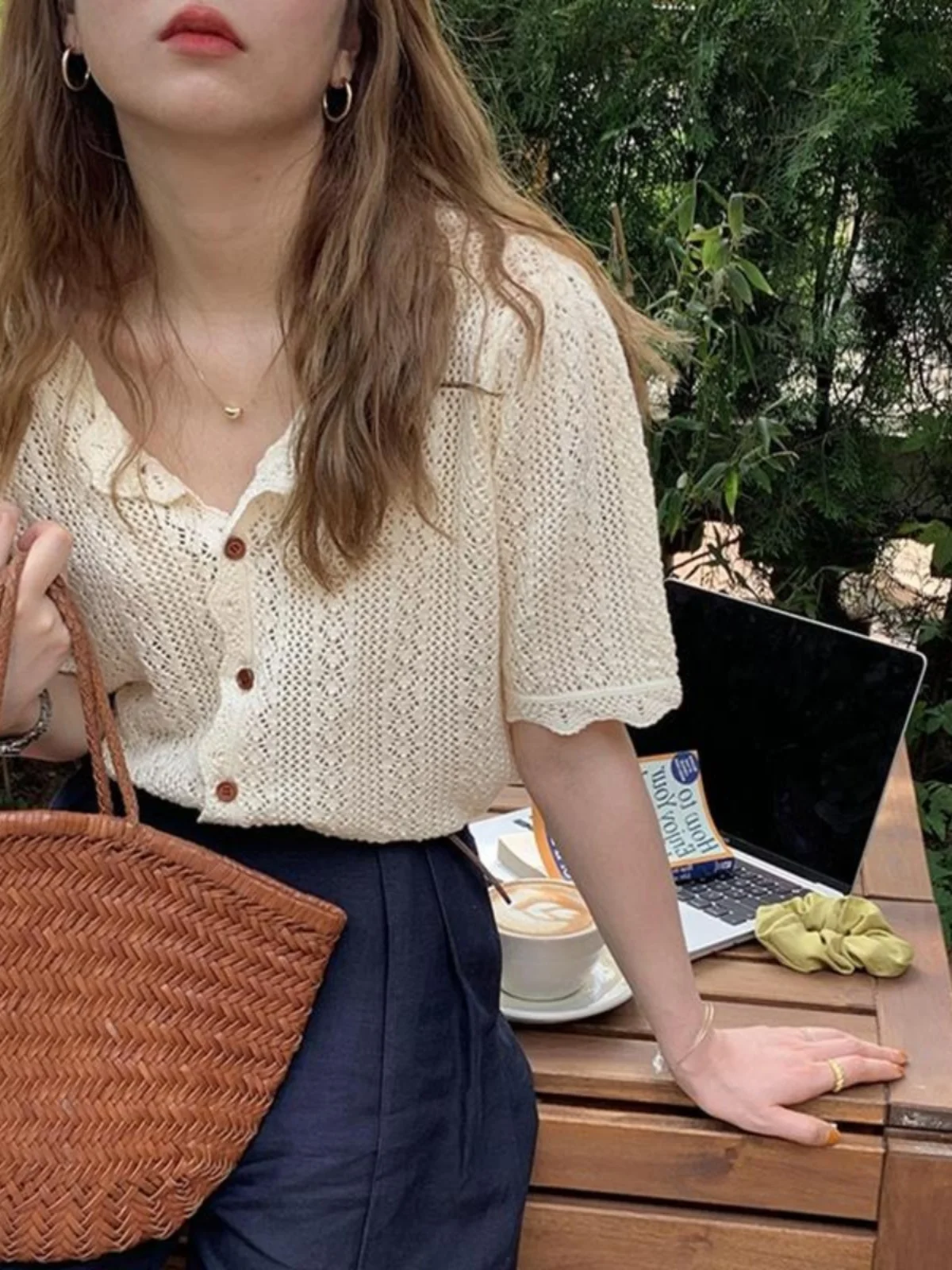 كارديجان رقيق محبوك من الحرير الصناعي بتصميم مفرغ وياقة على شكل V، مناسب للارتداء اليومي، تصميم عصري أنيق