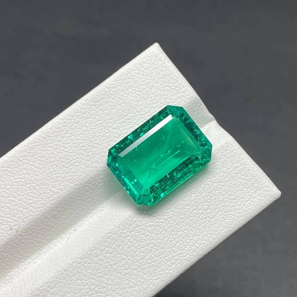 

Meisidian Hydrothermal 14x10mm 6 Carat Brilliant Cut Vivied Green Columbian Emerald Stone