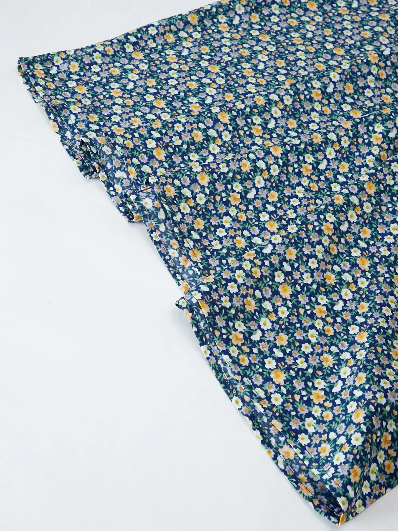 Lässiges Kleid mit V-Ausschnitt für Damen, Sommerkleid mit Blumenmuster, knielanges Urlaubskleid, elegantes Kleid mit Rüschen und kurzen Ärmeln, Boho-Kleid, Dropshipping. – Detail 6