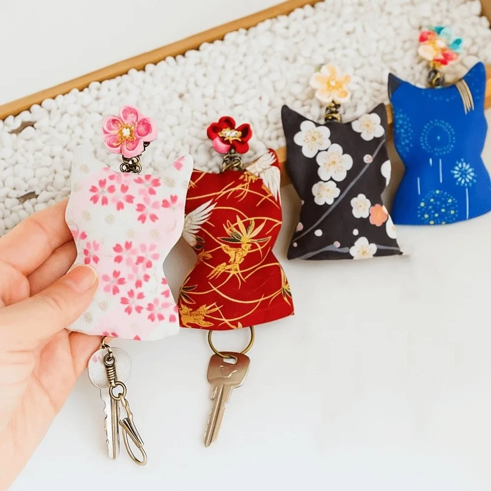 Japoński brelok na klucze z mechanizmem sznurkowym, przenośny materiałowy organizer na klucze, breloczek w kształcie łuku, etui na klucze z motywem kotka, prezent.