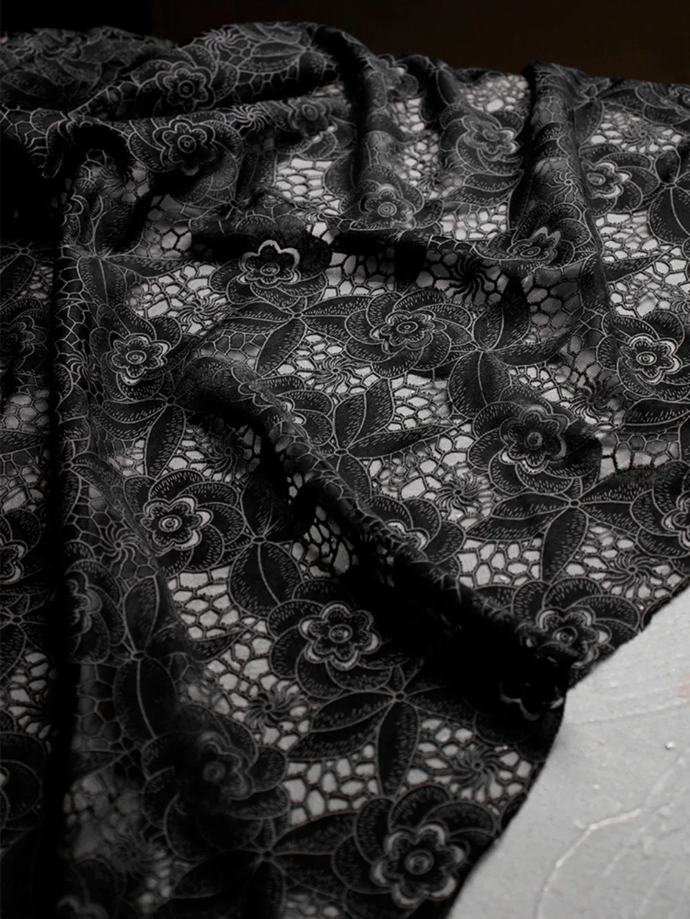 Tessuto di tulle trasparente scavato nero a fiori di fascia alta per il designer di abbigliamento di abiti fai da te