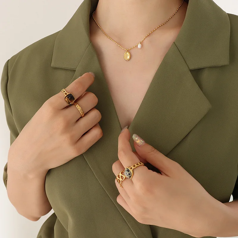 

Niche design freshwater pearl oval pendant titanium steel necklace style fashionable and versatile matching clavicle chain