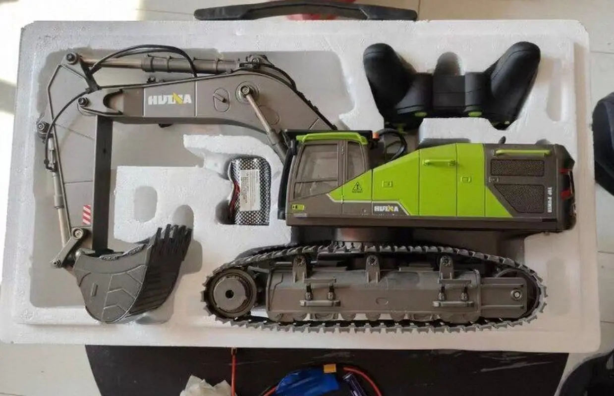 

Huina 1:14 Scale Construction Vehicle Remote Control Car Alloy Excavator with Screw Drive Unlimited Rotation Birthday Gift Toy