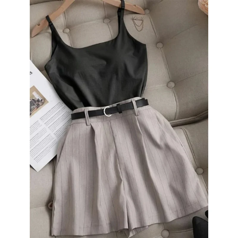 Shorts rayés beiges pour femmes, plissés et ajustés, parfaits pour le travail, les réunions du week-end et les looks tendance