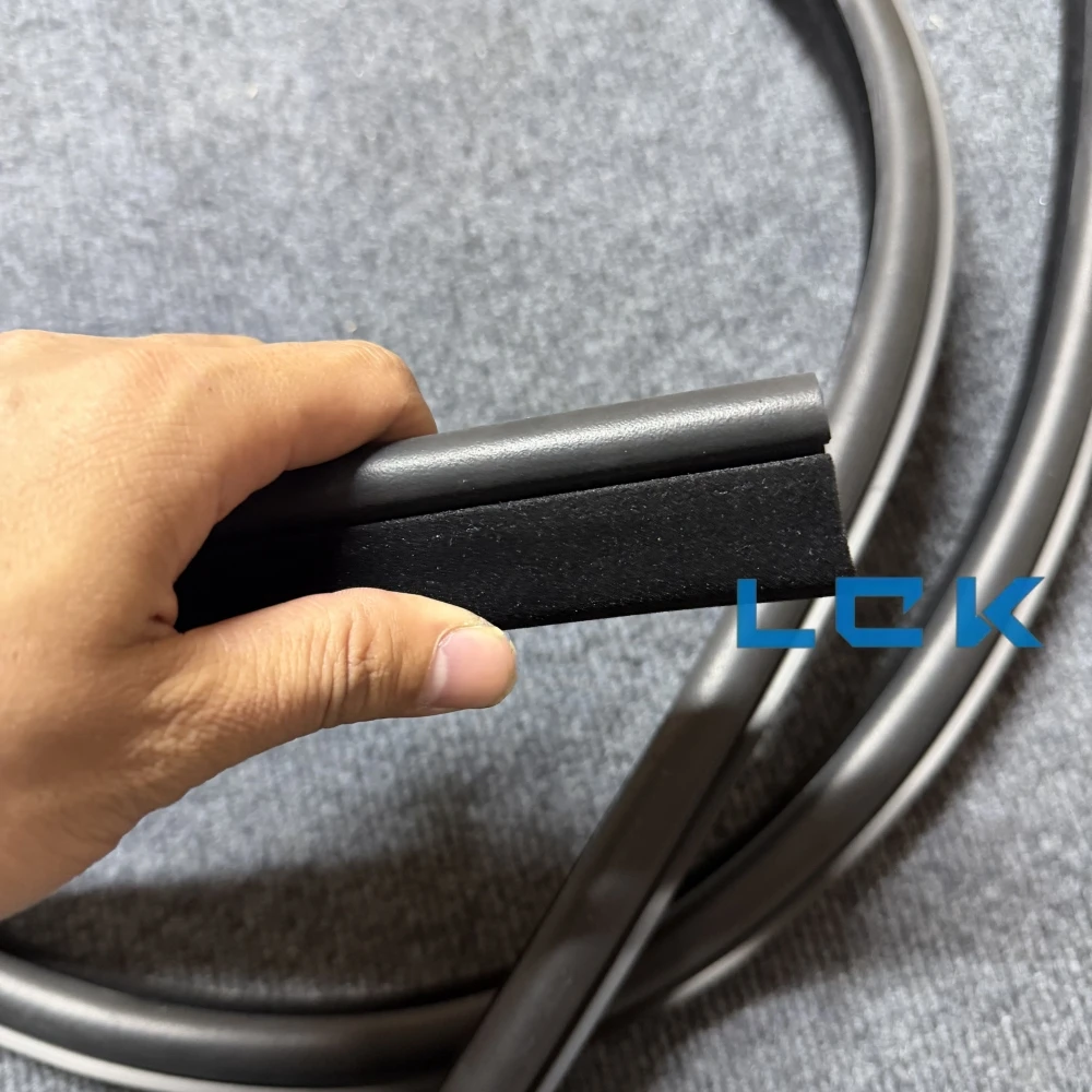 The Front and Rear Body Sealing Strips of The Land Rover Discovery 3 and Discovery 4 CGE500390 LR037756 LR044299