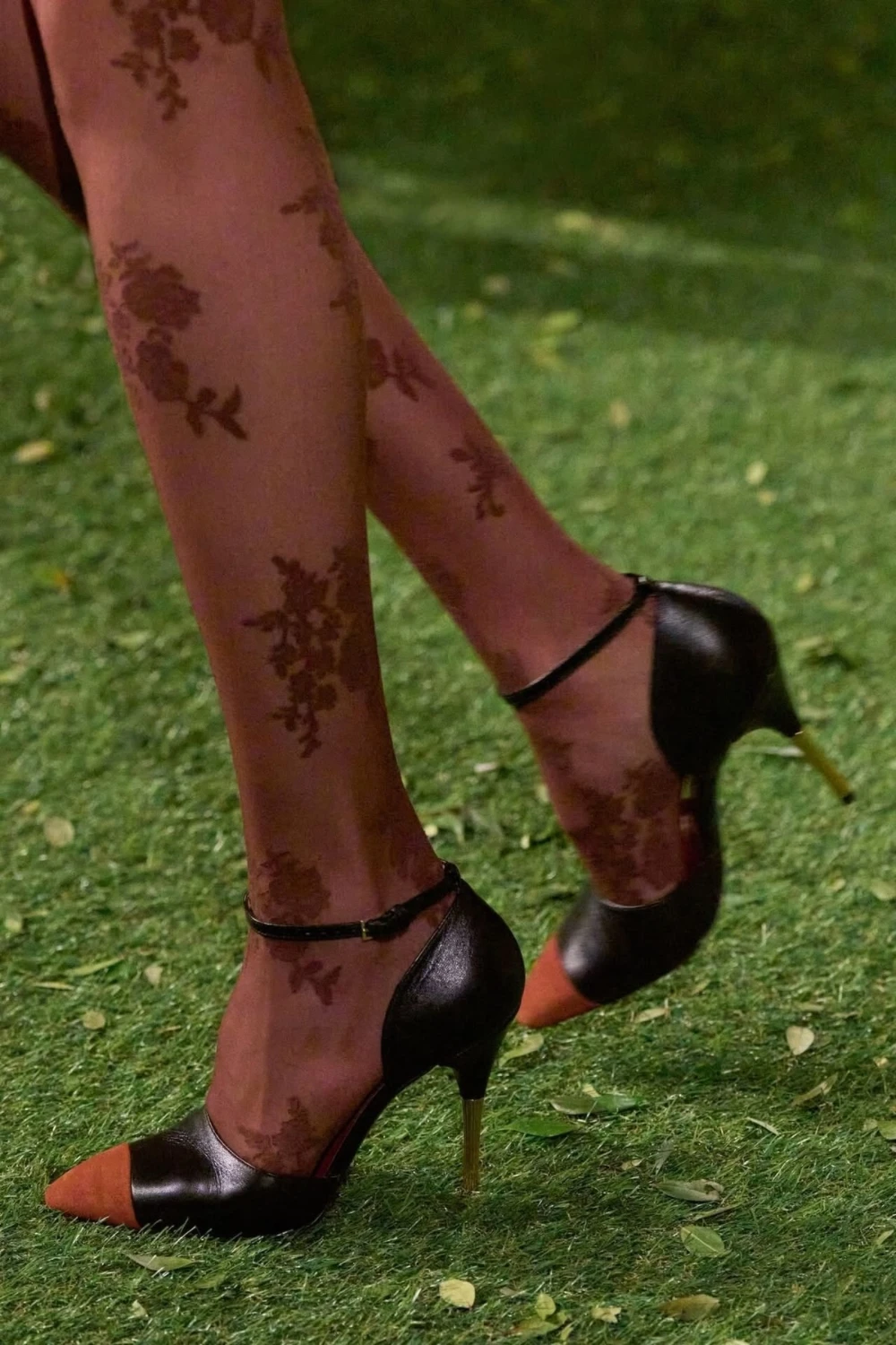 

Элегантные двухцветные туфли-лодочки с острым носком для женщин: ретро-дизайн из черной кожи и коричневой замши, на шпильке, с ремешком на щиколотке