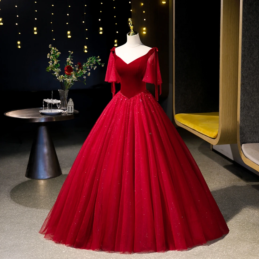 Elegante abito da ballo in velluto rosso con scollo a V e gonna a trapezio in tulle lungo fino al pavimento personalizzato