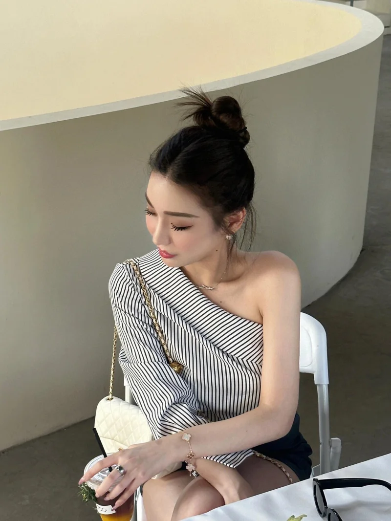 

Small niche design women's shirt fashion trend sexy leaky shoulder irregular slanted shoulder striped shirt top