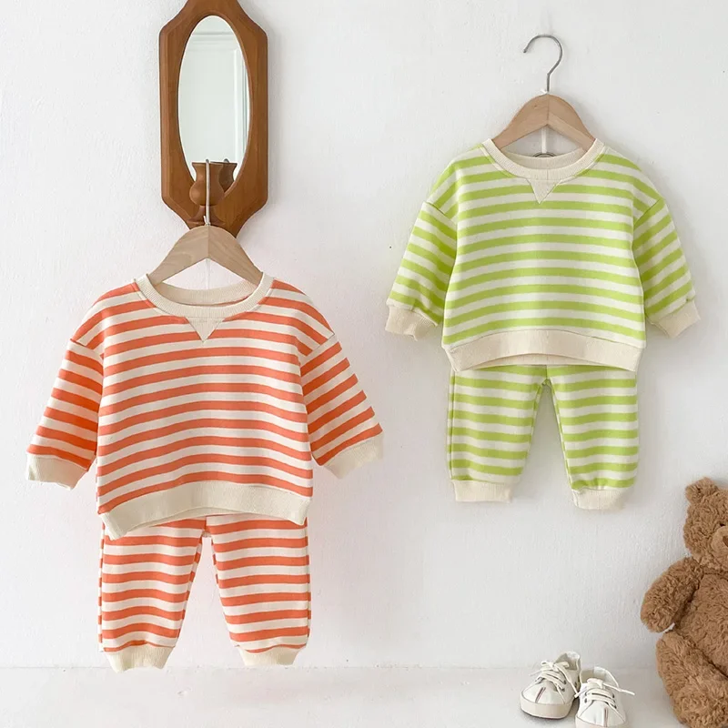 2025 nuevo conjunto de ropa de primavera para bebés y niños, jersey de manga larga de algodón a rayas, Tops + Pantalones, ropa deportiva para niños, traje