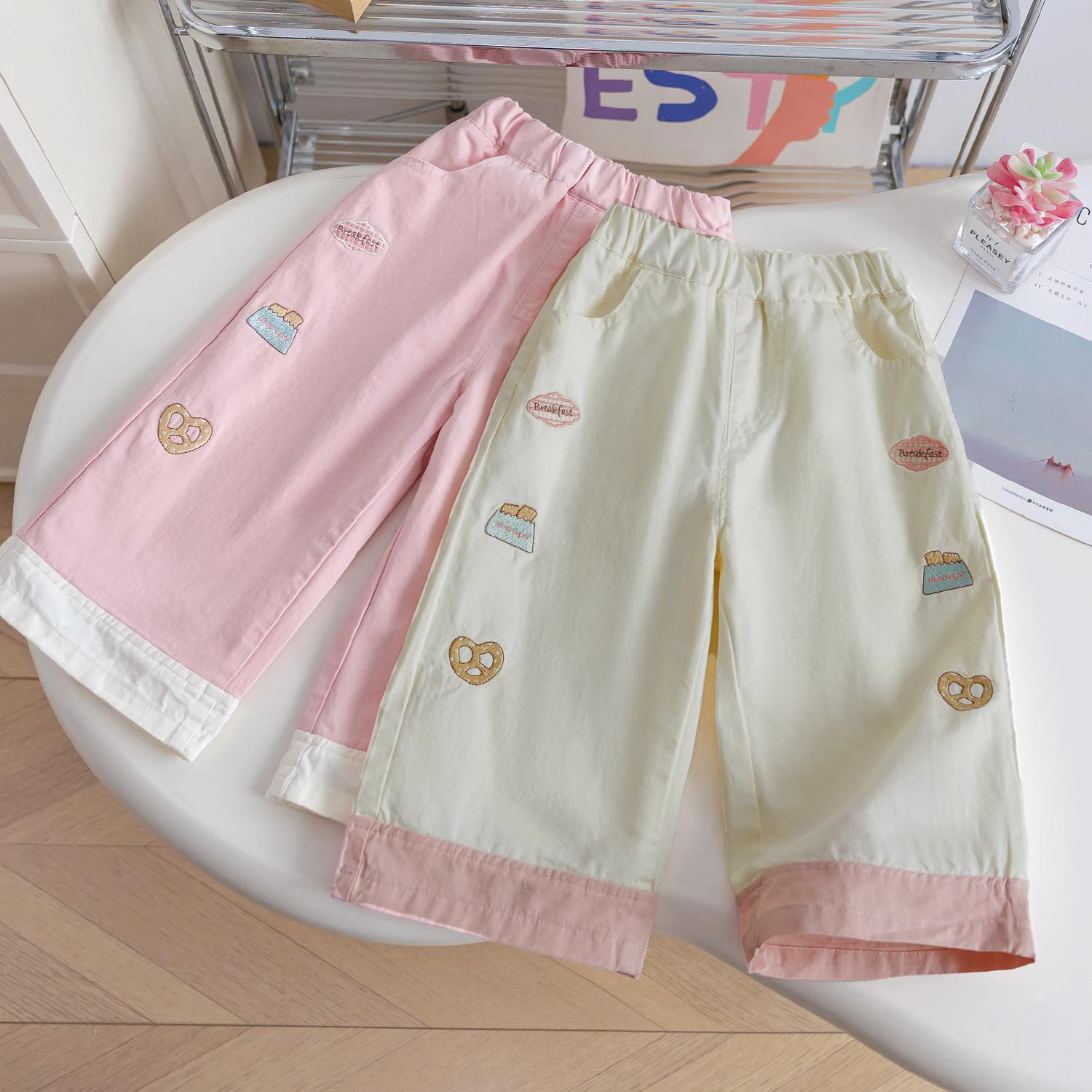 لطيف طفل الفتيات الكرتون التطريز السراويل الربيع الصيف فضفاض السراويل المستقيمة غير رسمية 2025 جديد الفتيات السراويل 1-6 سنوات