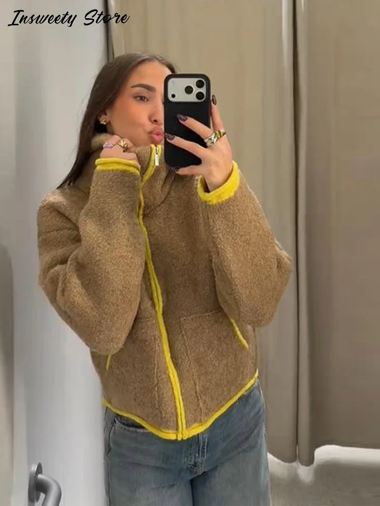 سترة نسائية محبوكة متباينة على الموضة معاطف مريحة بأكمام طويلة وجيوب وسحاب وطية صدر السترة لخريف وشتاء 2025 ملابس خارجية غير رسمية جديدة للسيدات