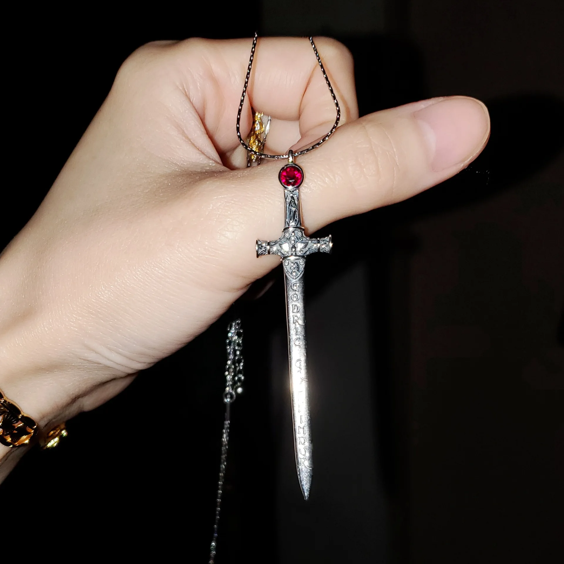 

Gryffindor Sword Pendant Necklace with Artificial Ruby Fashion Design for Men And Women Vintage Niche High Sense Jewelry