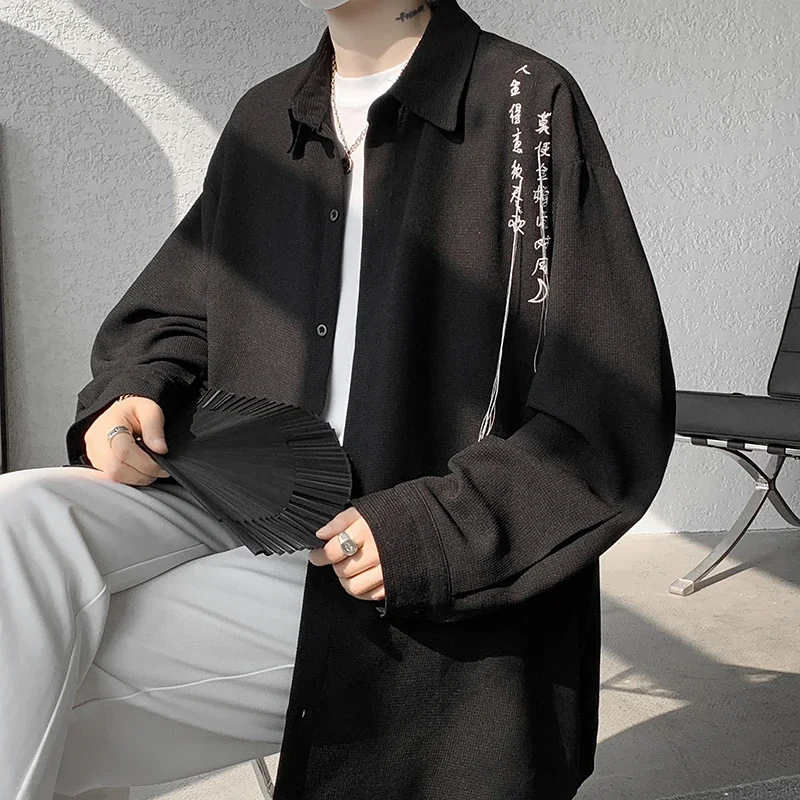 

Мужская осенняя рубашка из вафельного трикотажа с вышивкой китайской каллиграфией, свободного кроя, на пуговицах
