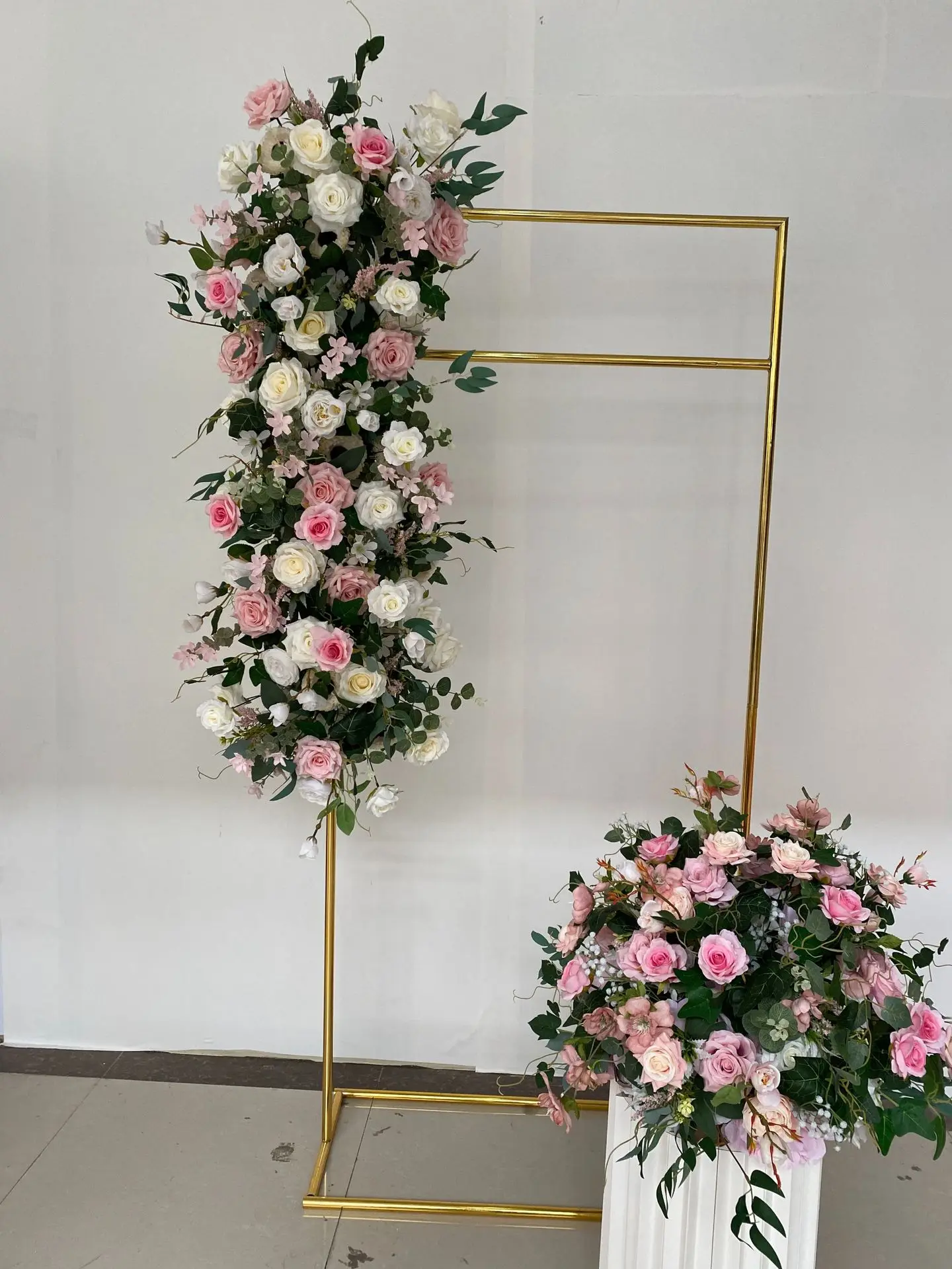 Großhandel Künstliche Blumenkugel Blumenreihe Eisenbogen Blumendekoration Hochzeitstisch Geometrischer Rahmen Kunstblumen Event-Zubehör – Detail 13