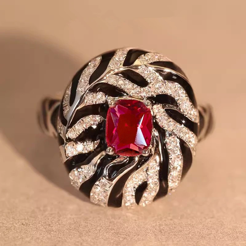 Huitan Ringe mit schwarzem Emaille-Blatt-Design und rotem Zirkonia, luxuriöse silberfarbene, einzigartige Damenringe für Hochzeit, trendiger Schmuck