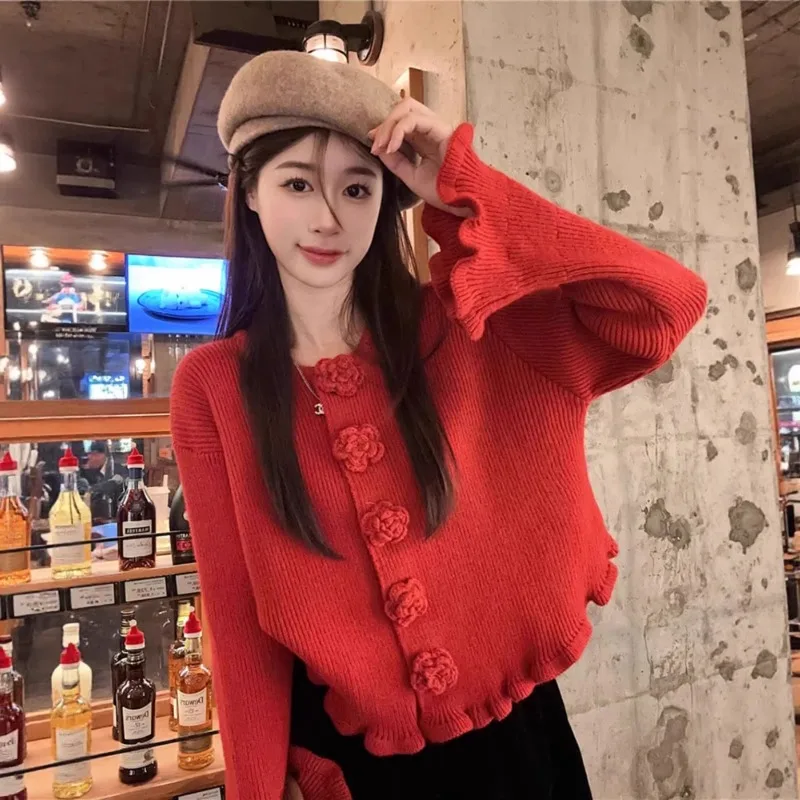 

Нежный красный свитер женский, новинка, с объемными цветочными аппликациями, круглым вырезом и черной отделкой по краю, вязаный топ, модная женская одежда