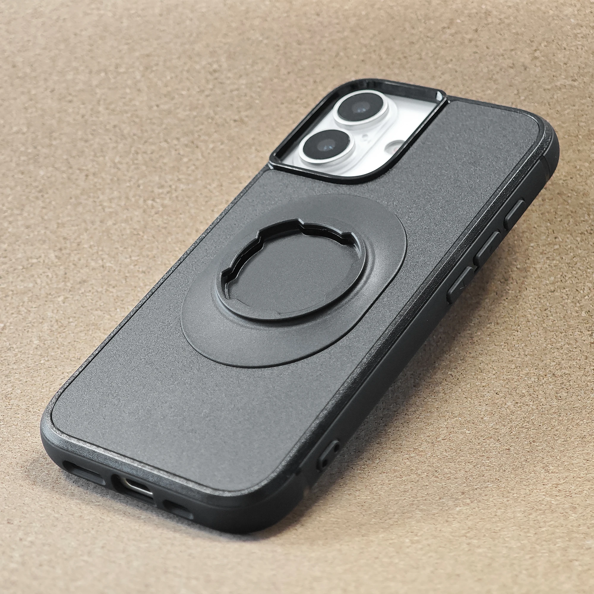 حافظة تثبيت سريعة لهاتف آيفون 17/16/15/14/13/12 Air Pro Max غطاء مغناطيسي مناسب لحامل الدراجة النارية رباعي الطراز مع تصميم قفل