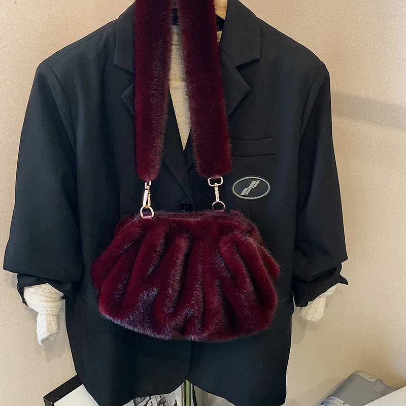 おしゃれなシワ加工クラウドバッグ、ソフトなフェイクファーの小さめショルダーバッグ、レディース2025冬トレンド、韓国風プラッシュハンドバッグ、クロスボディバッグ