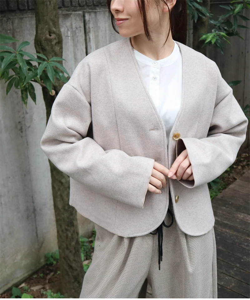 

High-End Pure Color Design Woolen Plain Weave Wide Coat No Collar Long Sleeve Short Length Single Button Closure V-Neck Commu...