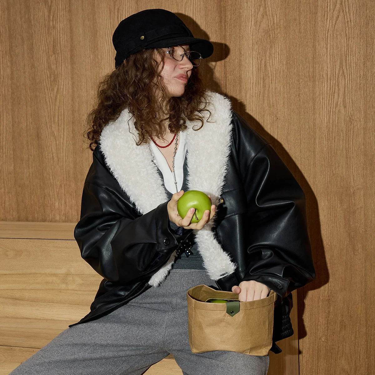 Damska kurtka zimowa w stylu vintage z pikowanej skóry, ocieplana grubym bawełnianym wypełnieniem, z dużym futrzanym kołnierzem, oversize, z klapami, odzież wierzchnia, 2025