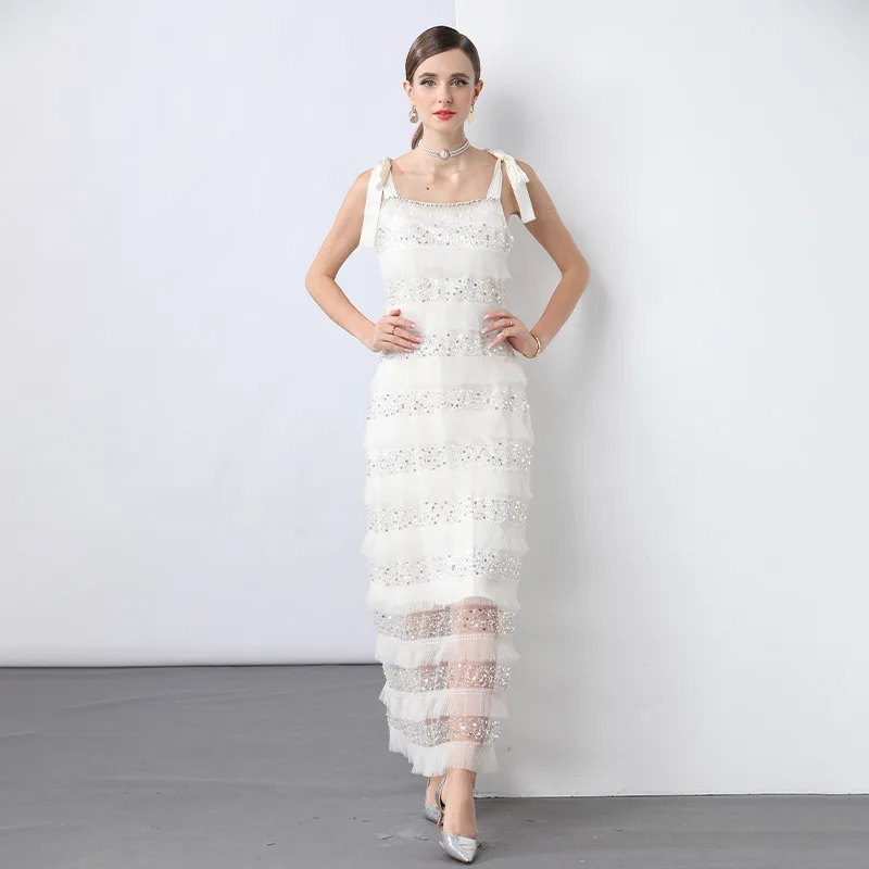 Vestido de Verão 2025 com Manga Longa e Saia em Camadas, Deco com Miçangas e Franjas, Acabamento em Renda com Nó de Borbo...