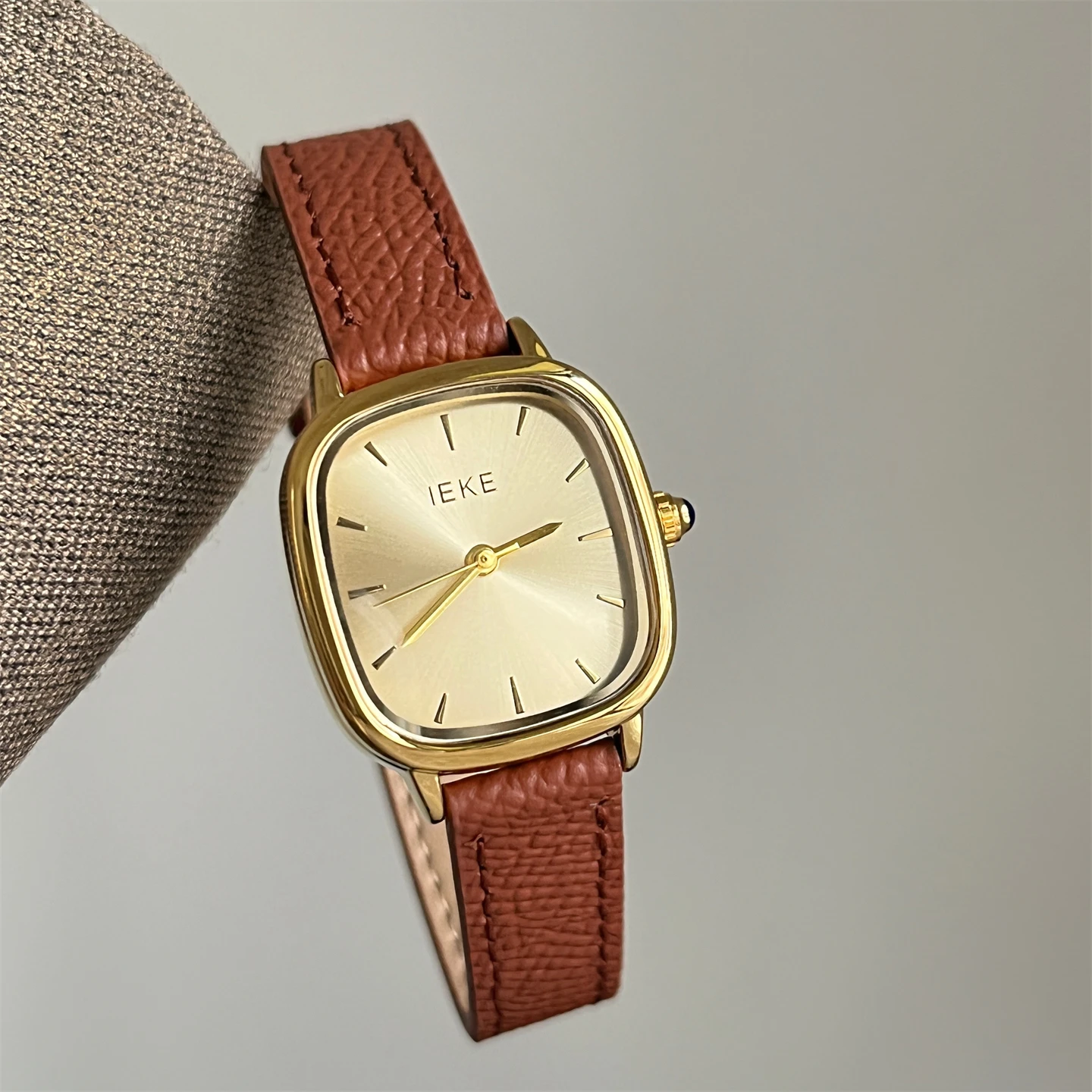 Temperamento coreano, marrón, nicho, lujo ligero, reloj estilo ins, sensación de alta gama para mujer, reloj de cuarzo retro