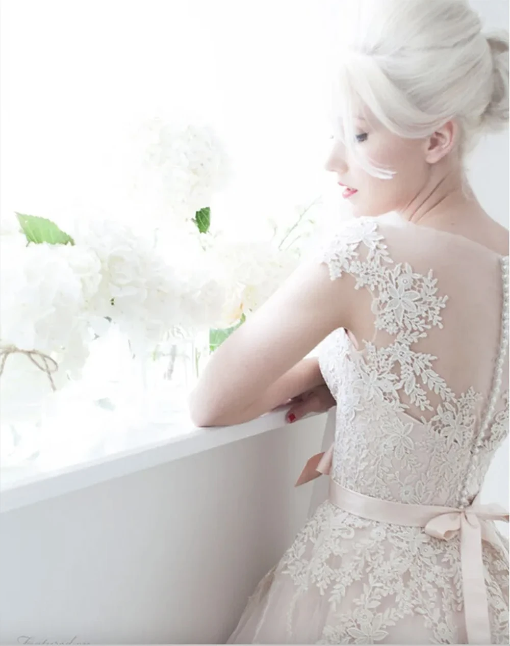Vintage 1950's Wedding Dresses Cap Sleeves Tea Length Saudi Champagne Lace See-through Back Beach Bride Party Gowns