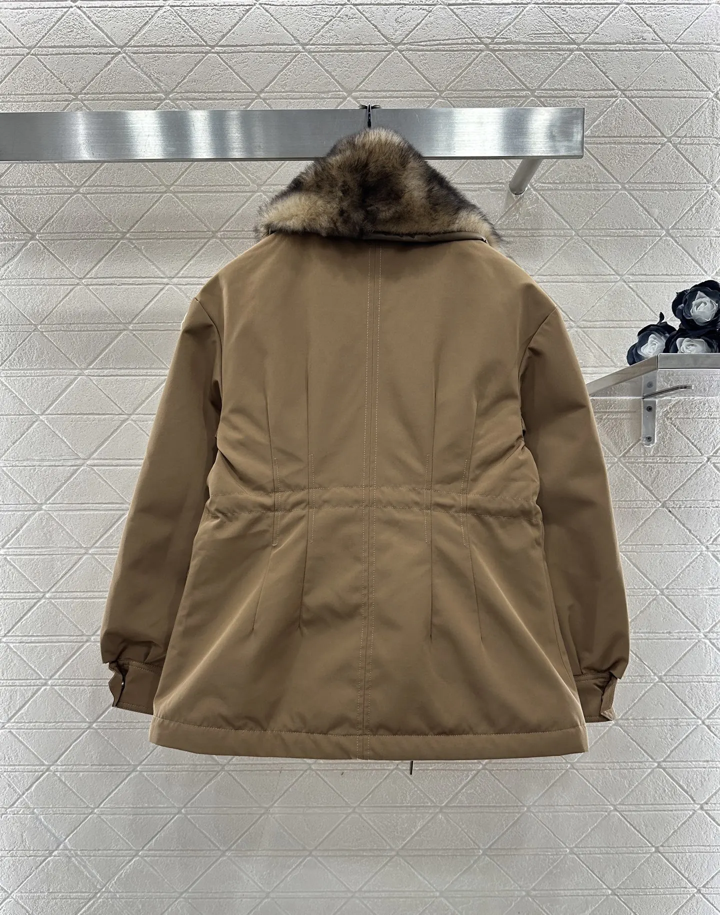 Luksusowa damska zimowa kurtka ocieplana z brązowym futrzanym kołnierzem z kapturem, kurtka puchowa ze sznurkiem i elastyczną talią.