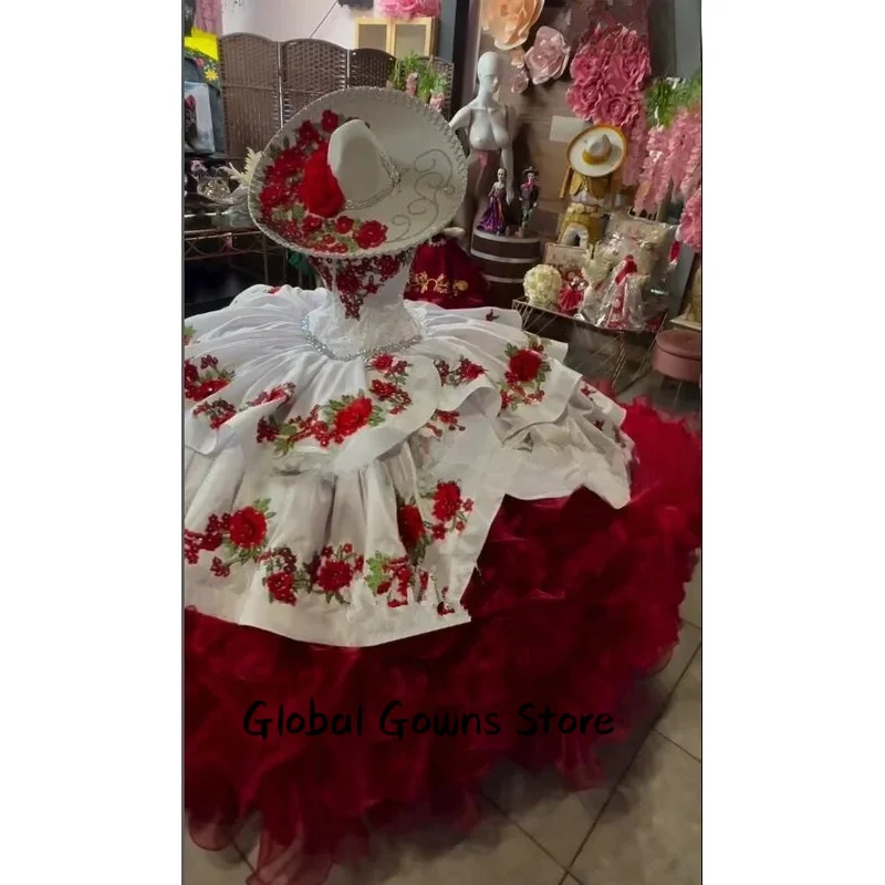 ชุดเดรสงาน Quinceanera สีขาวแดงสไตล์เม็กซิกัน ปี 2025 หรูหรา คอวี ปักลายดอกไม้ ระบาย แต่งคอร์เซ็ท  แบบสั่งตัด  ชุดเดรสสำหรับงานฉลองอายุ 15 ปี