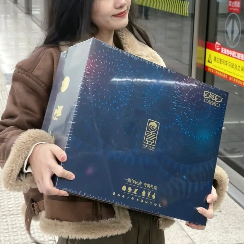 بطاقة PokéMon الأصلية Ptcg 1 الذكرى الذكرى صندوق هدايا حصري وداعا ألولا بطاقات التداول جمع صندوق هدايا في المخزون #5