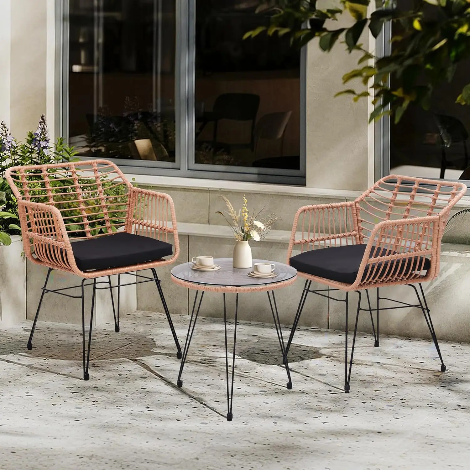 مجموعة أثاث Wicker Patio Bistro مكونة من 3 قطع، تتضمن كرسيين من الخيزران وطاولة علوية زجاجية، مثالية للشرفة والخارجية والفناء الخلفي