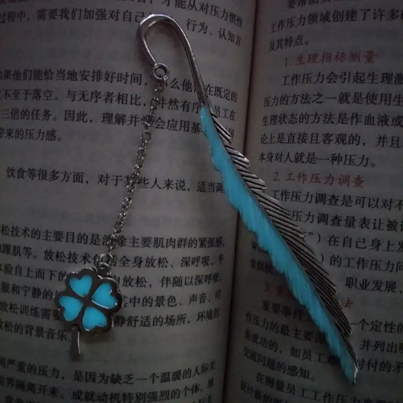 علامات مرجعية ريشة معدنية عتيقة ، تتوهج في الظلام ، برسيم بأربع أوراق ، علامات كتب للقراءة