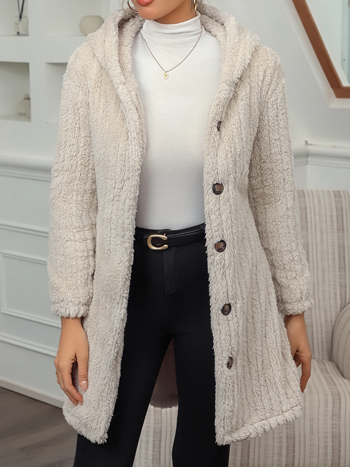 Eine neue strukturierte, mit Knöpfen verzierte, langärmlige, flauschige Kapuzenjacke aus Jacquard für Damen im Herbst und Winter